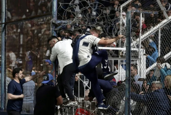  当地时间10月6日晚，在阿根廷拉普拉塔市举行的阿根廷职业联赛拉普拉塔体操击剑足球队对阵博卡青年队比赛发生骚乱