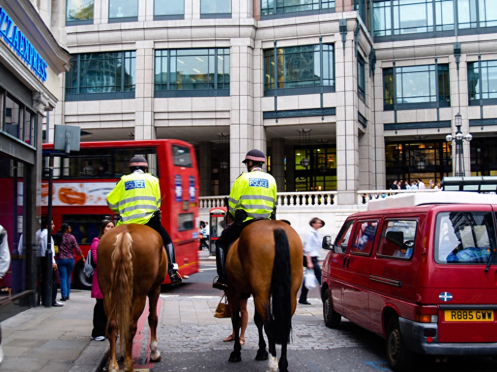 邮报:英超考虑向警方支付1000万英镑天价费用